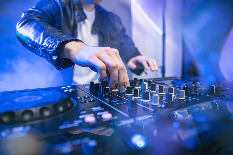 Bạn muốn trở thành DJ chuyên nghiệp? Hãy xem ngay Ảnh âm nhạc EDM đẹp, lạ, chất độc của chúng tôi và đăng ký khoá đào tạo DJ trực tuyến miễn phí trên Alison. Bạn sẽ được học từ cơ bản đến nâng cao, trang bị kiến thức và kĩ năng cần thiết để trở thành một DJ chất lượng.
