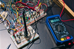 Fundamentos de la electricidad y análisis del circuito de DC