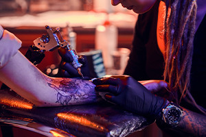 The Art of Tattooing: Mixing Big Stencil et Freehand Styles