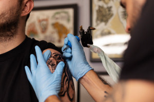 Taller de tatuaje abstracto