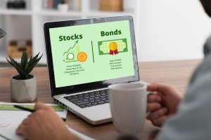 Comprensión de la inversión en acciones y bonos