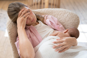 Sforzi di Motherhood: Navigare le profondità di Postpartum Depressione