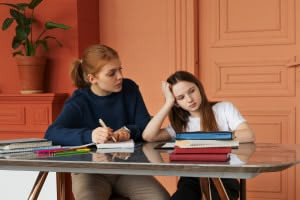 Enseñar y ayudar a los estudiantes con dificultades